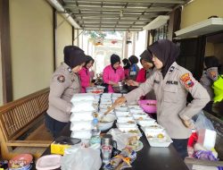 Bhayangkari dan Polwan Polres Pekalongan Buka Dapur Umum untuk Warga Terdampak Banjir