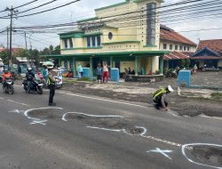 Gunakan Pilox Putih, Satlantas Polres Pekalongan Tandai Jalan Berlubang di Pantura Antisipasi Laka Lantas