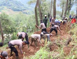Pasca Operasi SAR Dihentikan, TNI-Polri dan Warga Buka Akses Jalan Melalui Pembersihan Material Longsoran