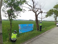 Pasang Spanduk, Satlantas Polres Pekalongan Sosialisasikan Pelaksanaan Ops Keselamatan Lalu Lintas Candi 2025