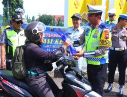 Sosialisasi Ops Keselamatan Candi 2025, Polres Pekalongan Beri Gift kepada Pengendara yang Tertib Berlalu Lintas