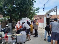 Bhabinkamtibmas Pantau Pendistribusian Air Bersih dari PMI kepada Warga Kelurahan Bener
