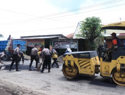 Meminimalisir Kecelakaan Lalu Lintas, Polisi Tambal Jalan Rusak