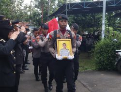 Kapolres Pimpin Upacara Persemayaman dan Pemakaman Anggota Polres Pekalongan yang Meninggal