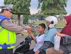 Peduli di Bulan Ramadhan, Polres Pekalongan Bagikan Takjil Gratis Setiap Hari