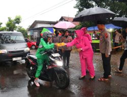 Meski Diguyur Hujan, Kapolres dan Ketua Bhayangkari Cabang Pekalongan Bagikan Ratusan Paket Takjil Untuk Warga