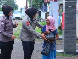 Para Srikandi Polres Pekalongan Bagikan Sembako kepada Warga Kurang Mampu