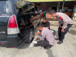 Alami Pecah Ban di Rest Area 338A, Pemudik Asal Bandung Ini Dibantu Polisi