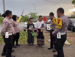 Polisi Bagikan Souvenir kepada Pemudik di Rest Area 338A Pekalongan