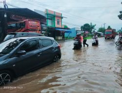 Gerak Cepat Polisi Tangani Macet yang Disebabkan Luapan Air di Ruas Jalan Pahlawan Gejlik, Kajen