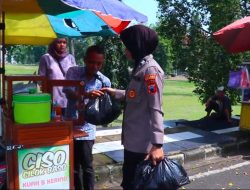 Jumat Berkah, Polres Pekalongan Bagikan Bantuan Sosial kepada Pedagang Keliling di Seputaran Alun-Alun Kajen