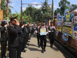 Kapolres Pekalongan Pimpin Upacara Persemayaman dan Pemakaman Almarhum Aiptu Kanapi