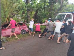Kapolsek Wiradesa dan Warga Bantu Evakuasi Mobil yang Terperosok