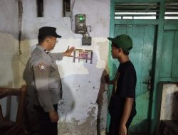 Bhabinkamtibmas Polsek Kedungwuni Bagikan Panflet “Laporkan Segala Bentuk Aksi Premanisme”