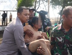 Patroli di Pantai Wonokerto, Kapolsek Wiradesa Evakuasi Warga yang Tersengat Hewan Laut