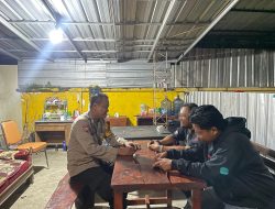 Bhabinkamtibmas Polsek Wiradesa Kunjungi Korban Penganiayaan Gangster