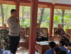 Sambangi Sekolah, Bhabinkamtibmas dan Babinsa Ajak Siswa SMPN 1 Wonokerto Tidak Konvoi saat Kelulusan