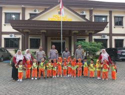 Kunjungi Polsek kedungwuni, Anak-Anak Paud Sejahtera SPS Al Hidayah Kwayangan Diperkenalkan Tugas-Tugas kepolisian