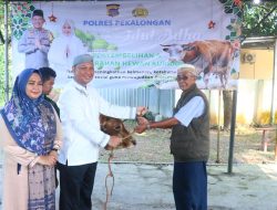 Kapolres Pekalongan Serahkan Hewan Qurban kepada Pondok Pesantren dan Takmir Masjid 