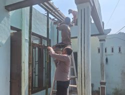 Membaur dengan Warganya, Kanit Binmas Polsek Kandangserang Kerja Bakti Rehab Rumah