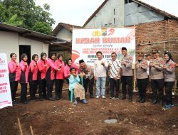 Menjelang Hari Bhayangkara Ke-79, Rumah Mbah Taryumi Mendapatkan Program Bedah Rumah dari Polres Pekalongan