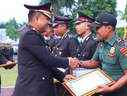 Kapolres Pekalongan Berikan Penghargaan kepada Anggota dan Warga Saat Upacara hari Bhayangkara Ke-79