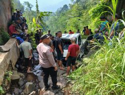 TNI-Polri dan Warga di Pekalongan Evakuasi Mobil yang Terperosok ke Sungai