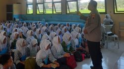 Kanit Binmas dan Bhabinkamtibmas Polsek Talun Sosialisasikan Bahaya Judi Online kepada Pelajar SMAN 01 Talun