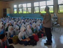 Kanit Binmas dan Bhabinkamtibmas Polsek Talun Sosialisasikan Bahaya Judi Online kepada Pelajar SMAN 01 Talun