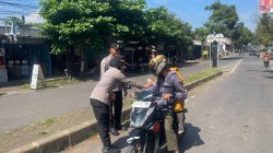 Unik! Pengendara Tak Tertib Malah Dapat Cokelat, Ini Pesan Sat Binmas Polres Pekalongan