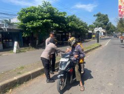 Unik! Pengendara Tak Tertib Malah Dapat Cokelat, Ini Pesan Sat Binmas Polres Pekalongan