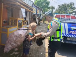 Ops Patuh Candi, Satlantas Polres Pekalongan Gelar Aksi Jumat Berkah, Bagikan Beras kepada Warga yang Membutuhkan