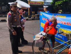 Jumat Berkah dalam Ops Patuh Candi 2025, Satlantas Polres Pekalongan Bagikan Sembako kepada Warga yang Membutuhkan