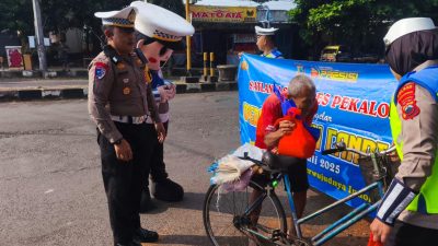 Jumat Berkah dalam Ops Patuh Candi 2025, Satlantas Polres Pekalongan Bagikan Sembako kepada Warga yang Membutuhkan