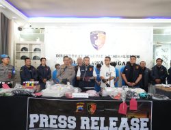 Polda Jateng Tangkap Enam Pelaku Sindikat Pembuat dan Pengedar Uang Palsu; Dua Bulan Beroperasi Cetak 4000 Lembar Uang Rp. 100 Ribu