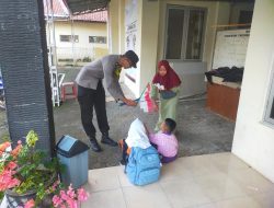 Semarak Kemerdekaan! Polisi di Doro Bagikan Bendera Merah Putih ke Anak-anak TK dan SD