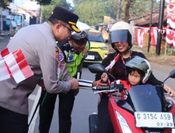 Kapolres Pekalongan Turun ke Jalan, Bagikan Bendera untuk Semarakkan HUT RI