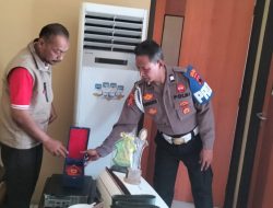 Warga Serahkan Barang Hasil Penjarahan Saat Demo DPRD Pekalongan ke Polsek Bojong