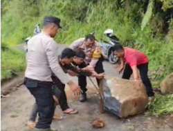 Patroli Polisi Temukan Longsor di Cokrowati, Langsung Ajak Warga Bersihkan Jalan