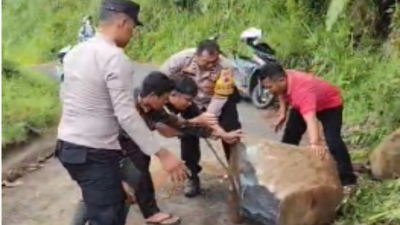 Patroli Polisi Temukan Longsor di Cokrowati, Langsung Ajak Warga Bersihkan Jalan