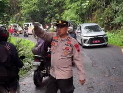 Dapuran Bambu Longsor Tutup Jalan Kajen-Paninggaran, Kapolsek Kajen Pimpin Tim Evakuasi