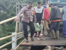 Gercep ! Polisi-Warga Petungkriyono Gotong Royong Perbaiki Jembatan Utama yang Lapuk
