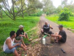 Bhabinkamtibmas Polsek Karanganyar Sambang Petani Durian, Ajak Wujudkan Kampung Aman dan Tangguh Cuaca Ekstrem