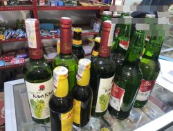 Cegah Gangguan Kamtibmas, Polisi Sita Miras dari Toko dan Rumah Warga