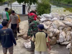 Tanggul Sungai Silempeng Jebol, Kapolsek Sragi Pimpin Kerja Bakti Darurat Bersama Warga dan TNI