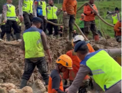 Solidaritas Bencana! Polres Pekalongan Terjunkan Puluhan Personel Bantu Korban Longsor Banjarnegara