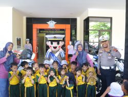 Seru! Puluhan Anak KB Melati Gandarum Keliling Mako Naik Mobil Patwal Polisi