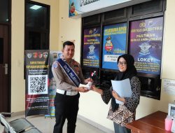 Unit Regident BPKB Satlantas Polres Pekalongan Berbagi Susu Kemasan untuk Masyarakat di Ruang Pelayanan