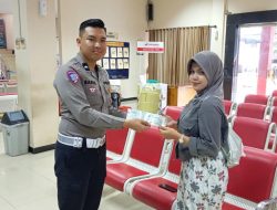 Jumat Ceria di Samsat Kabupaten Pekalongan: Wajib Pajak Dapat Souvenir Cantik