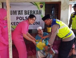 Jumat Berkah Polsek Kedungwuni, Kapolsek Langsung Serahkan Bantuan untuk Buruh Korban Kecelakaan